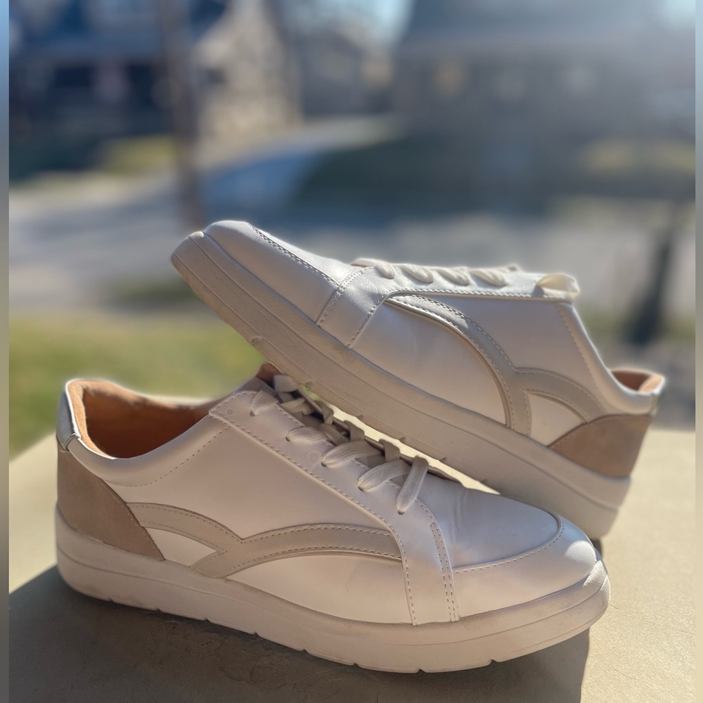 LIKE NEW!! SUPER LIGHT, white leather, fashionable Rockport sneaker, size 9